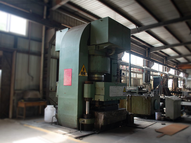 萬(wàn)噸用液壓機(jī)  用于液壓成型換熱器板片